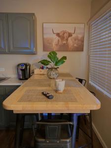 华雷斯城Bonito departamento remodelado tranquilo y centrico的厨房里木桌上放着植物