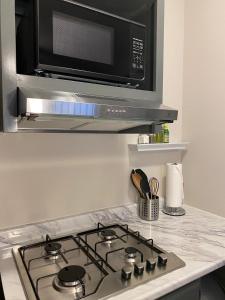 华雷斯城Bonito departamento remodelado tranquilo y centrico的厨房配有带微波炉的炉灶。