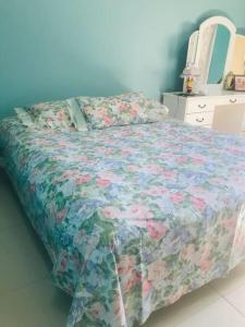 埃斯特城Casa Bignonia Amplio y confortable Ideal para familias con niños y mascotas的一间卧室配有一张带花卉床罩的床