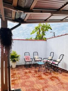 埃斯特城Casa Bignonia Amplio y confortable Ideal para familias con niños y mascotas的庭院设有带椅子和桌子的庭院。