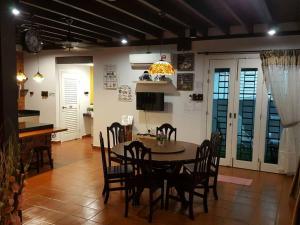 马六甲Harmonia Homestay的厨房以及带桌椅的用餐室。
