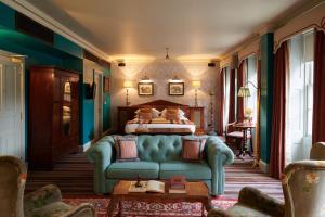 伦敦The Zetter Clerkenwell的一间卧室配有一张床和一张蓝色的沙发