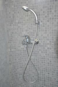 波罗斯Valente Perlia Rooms的浴室内配有淋浴和头顶淋浴