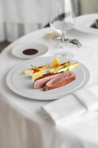 圣耐克森La Chartreuse du Bignac - Teritoria的桌上有食物的白盘