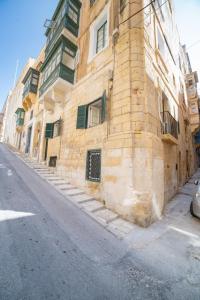 瓦莱塔Carmelita Valletta的街道边的砖砌建筑