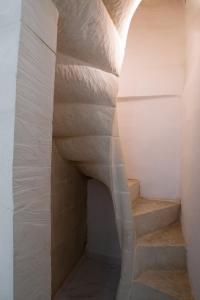 瓦莱塔Carmelita Valletta的白色墙壁的房间内的楼梯