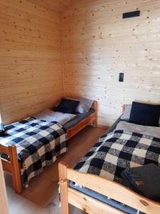 韦茨泽基斯韦斯基Wiatr i Woda Wdzydze的小木屋内带两张床的房间