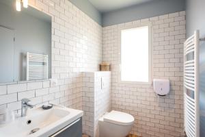 拉卡诺La COLOC的白色的浴室设有卫生间和水槽。