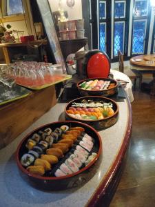 白马村プチホテル葡萄屋的自助餐,包括三盘寿司在餐桌上