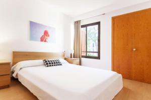 波连萨港Fantástico apartamento con WIFI的白色的卧室设有一张大床和一个窗户