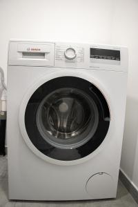 安特卫普NSD Home的客房内的白色洗衣机