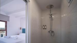 卡拉恩波特Castell de Lô的带淋浴的浴室和两张床。