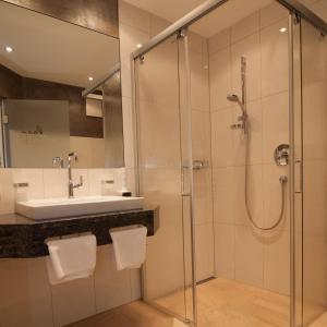 卡普尔火绒草施罗斯尔酒店的带淋浴和盥洗盆的浴室