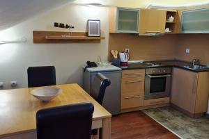 班斯科Божурленд Студио Апартамент А-4-1的小厨房配有木桌和桌椅