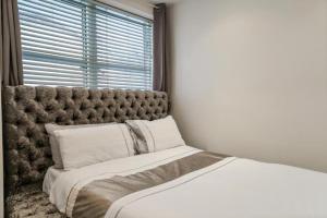 伦敦Modern1Bed Apartment London Camberwell Denmark Champion Hill的一间卧室设有一张大床和大窗户