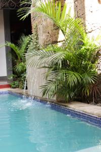莱昂洛斯巴尔肯斯莱昂酒店的庭院中一个带喷泉的游泳池