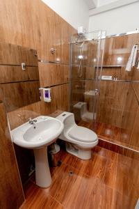 塔拉波托Sonqu Tarapoto的浴室配有卫生间、盥洗盆和淋浴。