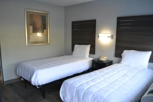 杰克逊维尔Home 1 Great Stay的酒店客房设有两张床和电话