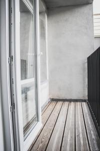 安特卫普NSD Home的一个带滑动玻璃门的空阳台