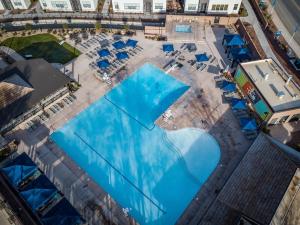 圣乔治Villa 27 - 4 Bedroom Townhome! Pool and Hot Tub!的享有带蓝伞的游泳池的顶部景致