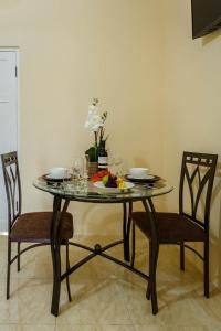 The RockCozi Cottage, A Tranquil Beauty的一张桌子,上面有两把椅子和一盘水果