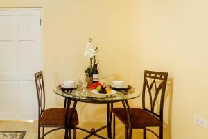 The RockCozi Cottage, A Tranquil Beauty的一张桌子,上面有两把椅子和一碗水果