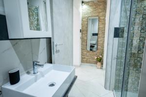 皮肖塔La casa del Maestro的白色的浴室设有水槽和淋浴。