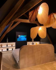 Suite la cabaña的一间卧室配有一张带电视和灯的床。
