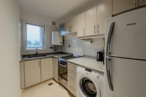 贝伦埃斯科巴Apartamento Amalfi的厨房配有冰箱和洗衣机。
