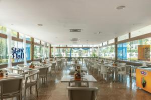伊波茹卡Apt Marulhos-Beira Mar-Melhor praia de Muro Alto-058M的用餐室设有桌椅和窗户。