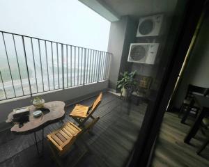 河内Căn hộ cao cấp tầng cao đối diện Aeon Mall 2PN/2PT的阳台配有桌椅。