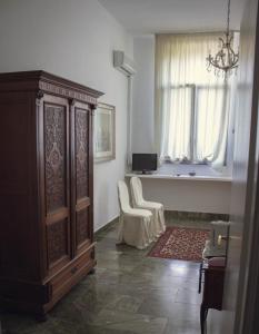 维罗港卡莱尔别墅的客厅设有大型木制橱柜和窗户。