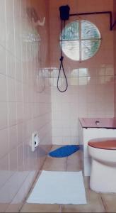 科伦巴Pousada 4 cantos的带淋浴、卫生间和风扇的浴室