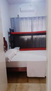 科伦巴Pousada 4 cantos的一间卧室配有一张带黑色和红色床头板的床