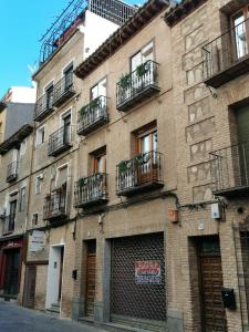 托莱多Casa Cervantes Toledo的一面设有一面阳台的砖砌建筑