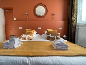 勒图凯-巴黎普拉日Hôtel Jules的一间卧室配有一张大床和毛巾