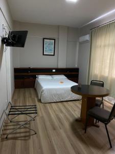 拉热斯Map Hotel的一间卧室配有一张床、一张桌子和一张书桌