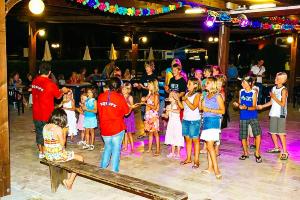 阿梅利亚Chalet Grand Charme voor 4 personen op Camping River Village - JoyCasa的一群儿童在舞会上