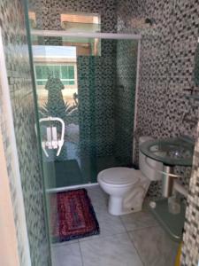阿拉亚尔-杜卡布Casa Pé na Areia Monte Alto Arraial do Cabo RJ的带淋浴、卫生间和盥洗盆的浴室