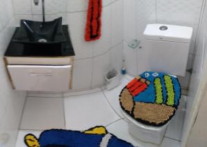 阿拉亚尔-杜卡布Casa Pé na Areia Monte Alto Arraial do Cabo RJ的一间带卫生间和水槽的小浴室