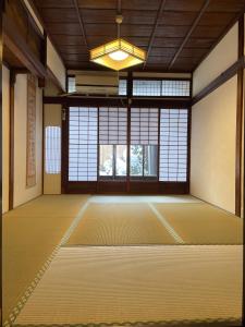 京都Kyomachiya Momo - Vacation STAY 29895v的一间空房间,设有大窗户和吊灯