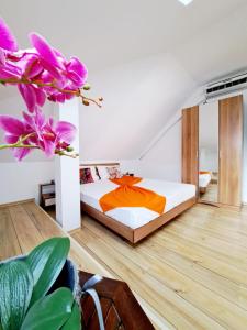艾福雷诺德Hotel Veronica的一间卧室配有一张带橙色毯子的床