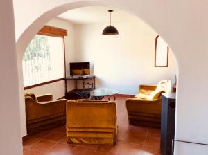 蒂尔卡拉Casa en Tilcara con hermosa vista al Pucara的客厅配有沙发和桌子