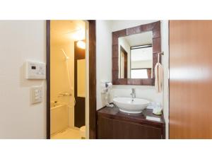 MitsuneHachijojima Hotel Resort Sea Pillows - Vacation STAY 53160v的一间带水槽和镜子的浴室