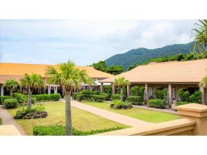 MitsuneHachijojima Hotel Resort Sea Pillows - Vacation STAY 53186v的棕榈树之家和建筑