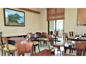 MitsuneHachijojima Hotel Resort Sea Pillows - Vacation STAY 53318v的用餐室配有木桌和椅子