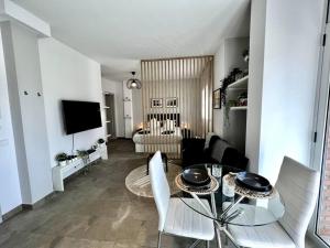 特拉萨Loft moderno en buena ubicación的客厅配有桌椅和电视。