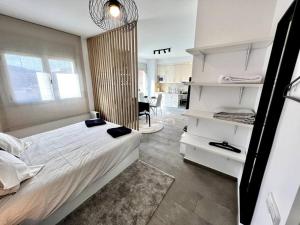 特拉萨Loft moderno en buena ubicación的一间带白色床的卧室和一间用餐室