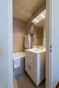 日内瓦迪普乐玛特酒店的浴室配有盥洗盆和浴缸。
