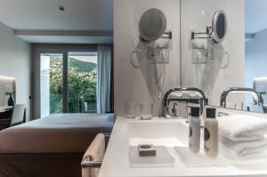 Vilassar de Dalt苏丽埃莫绅酒店的一间带水槽、床和镜子的浴室